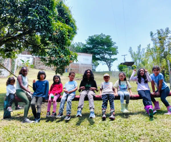 Niños aprendiendo al aire libre en Escuela Libre Jamundí, rodeados de naturaleza, practicando educación Waldorf con arte y libertad.