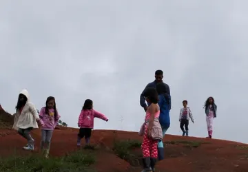 Niños aprendiendo en un entorno natural en Escuela Libre Jamundí