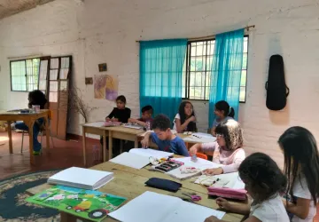 Niños aprendiendo en un entorno natural en Escuela Libre Jamundí