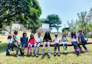 Niños aprendiendo en un entorno natural en Escuela Libre Jamundí