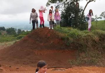 Niños aprendiendo en un entorno natural en Escuela Libre Jamundí