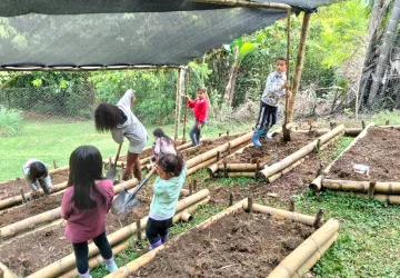 Niños aprendiendo en un entorno natural en Escuela Libre Jamundí