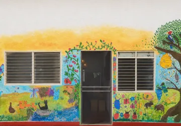 Mural artístico comunitario realizado por familias de Escuela Libre