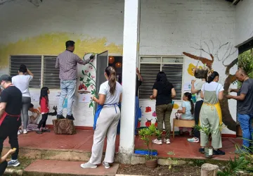 Comunidad educativa participando en la creación del mural artístico en la sede de nuestra escuela Waldorf.