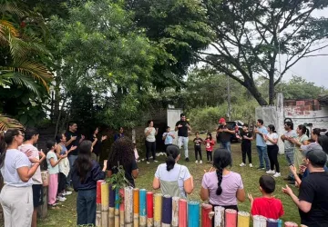 Familias y maestros de Escuela Libre Jamundí reunidos en círculo al aire libre iniciando el Día de la Familia.